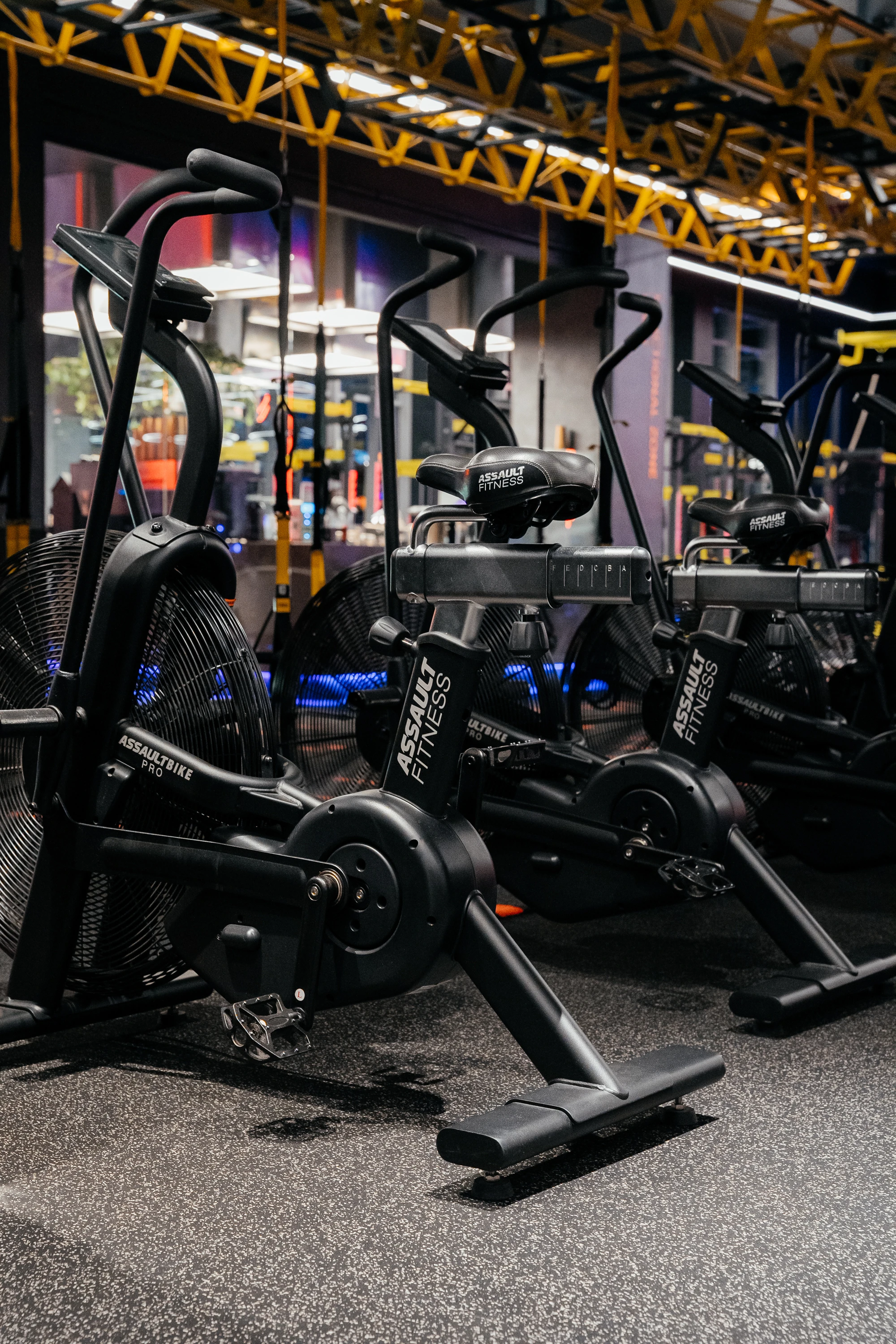 Сучасний басейн з кришталево чистою водою та професійним освітленням