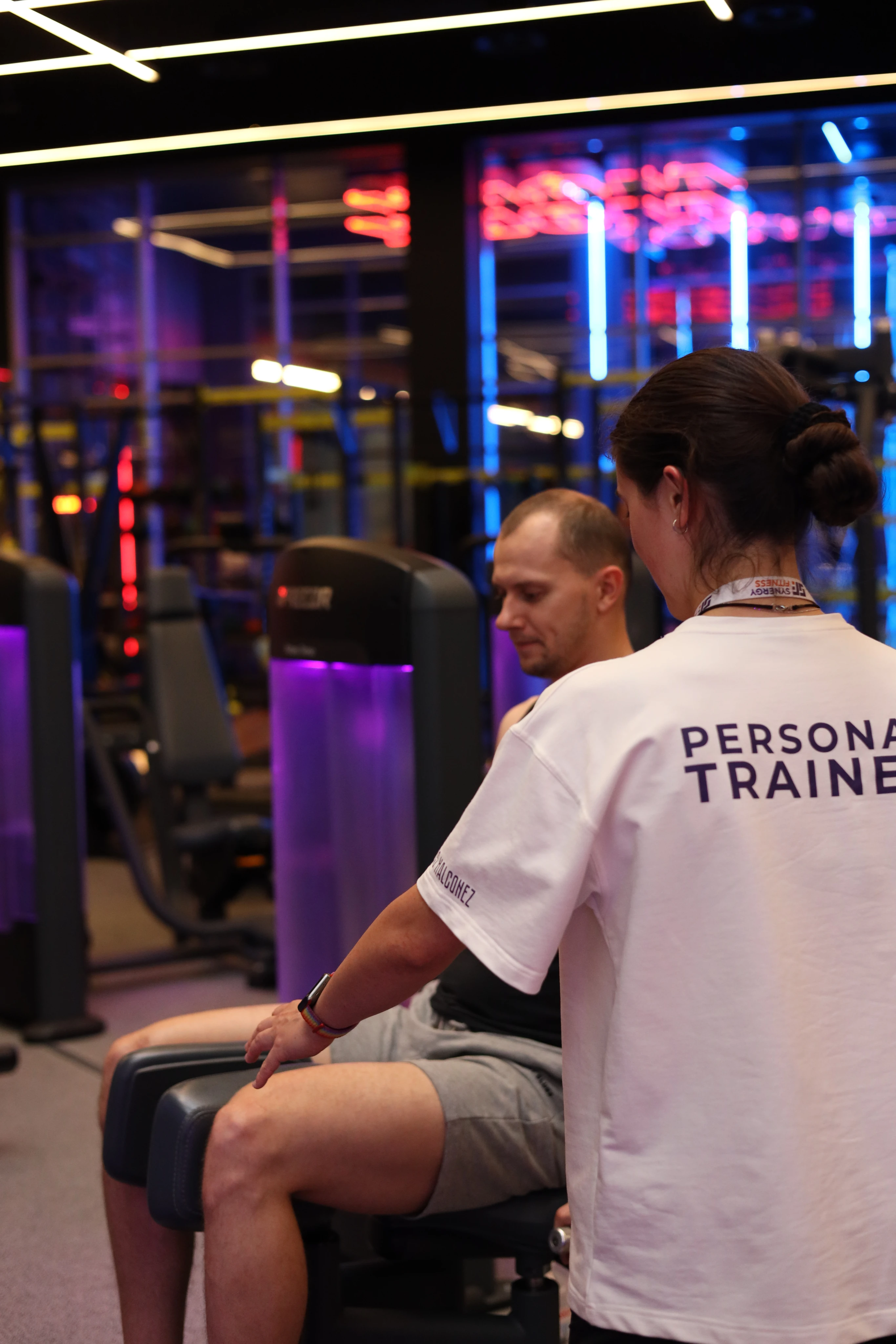 Тренер помогает человеку