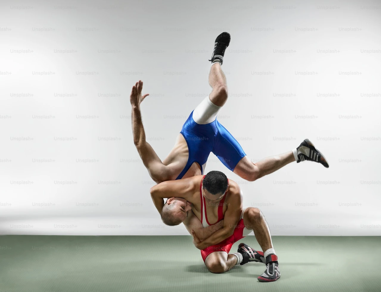 Борець виконує технічний прийом греплінгу на тренуванні