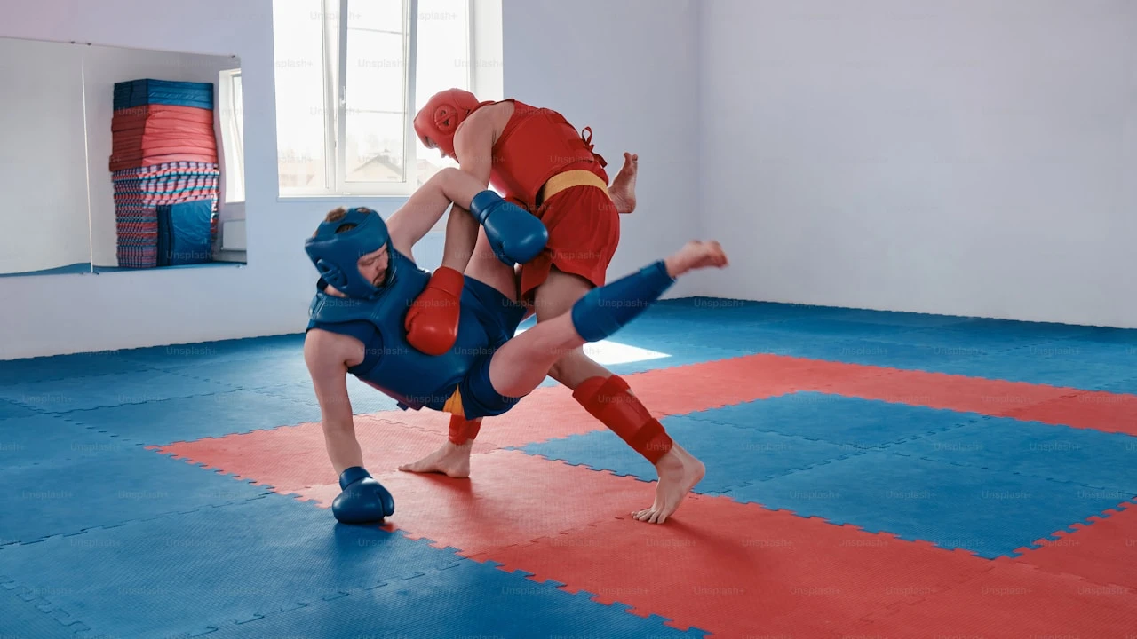 Спортсмени тренуються з фокусом на вправах для сили та витривалості