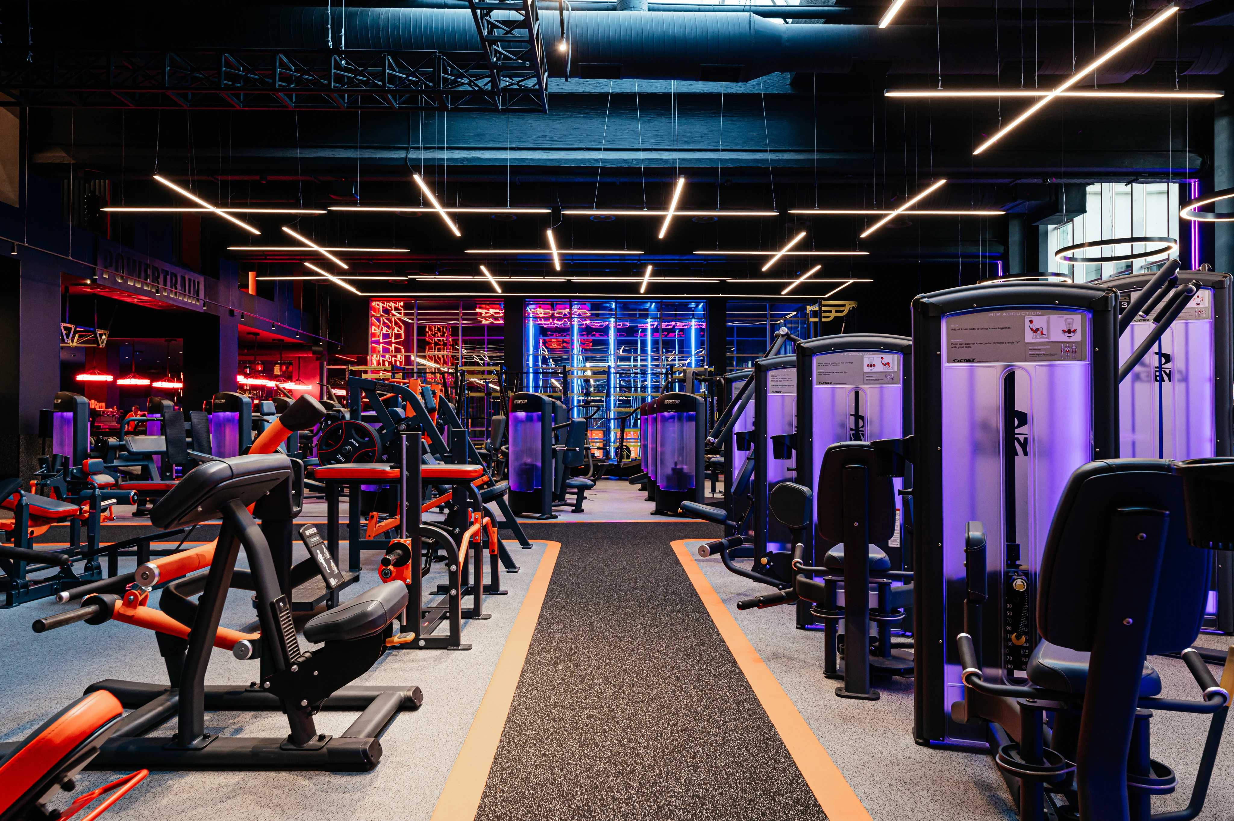 Тренажерна зала з сучасним обладнанням, світлою атмосферою та гарним освітленням