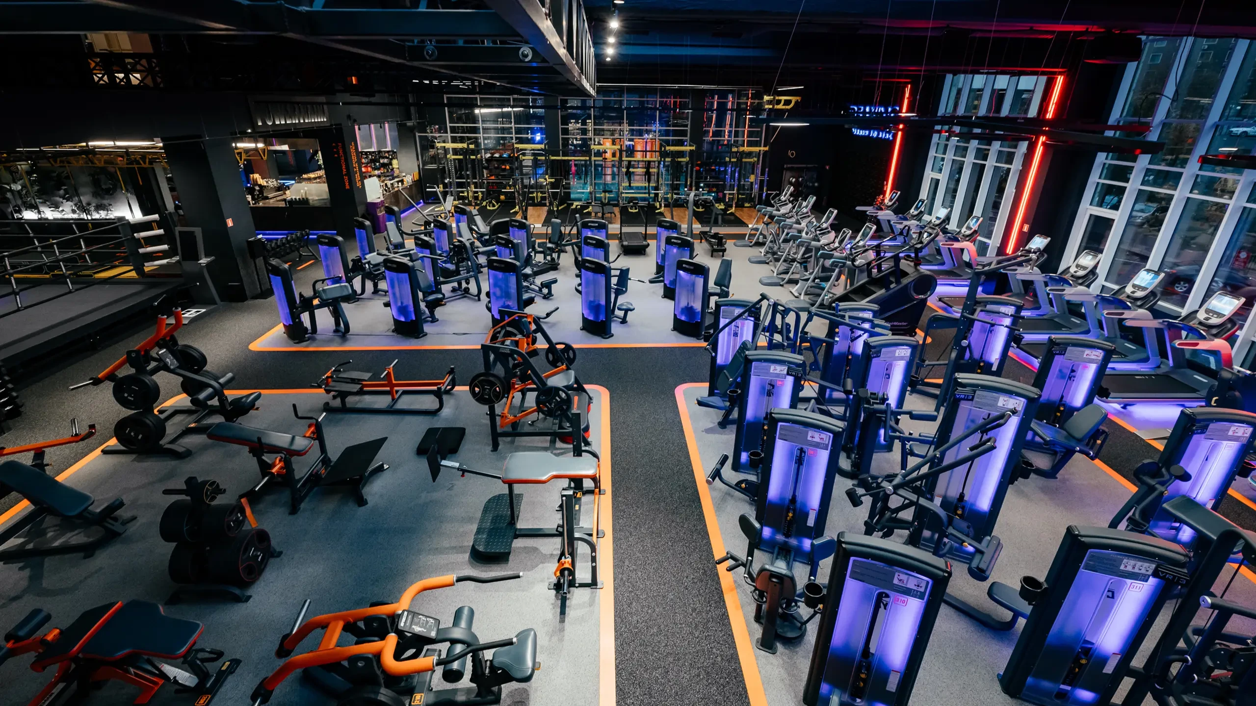 Тренажерний зал з багатьма тренажерами