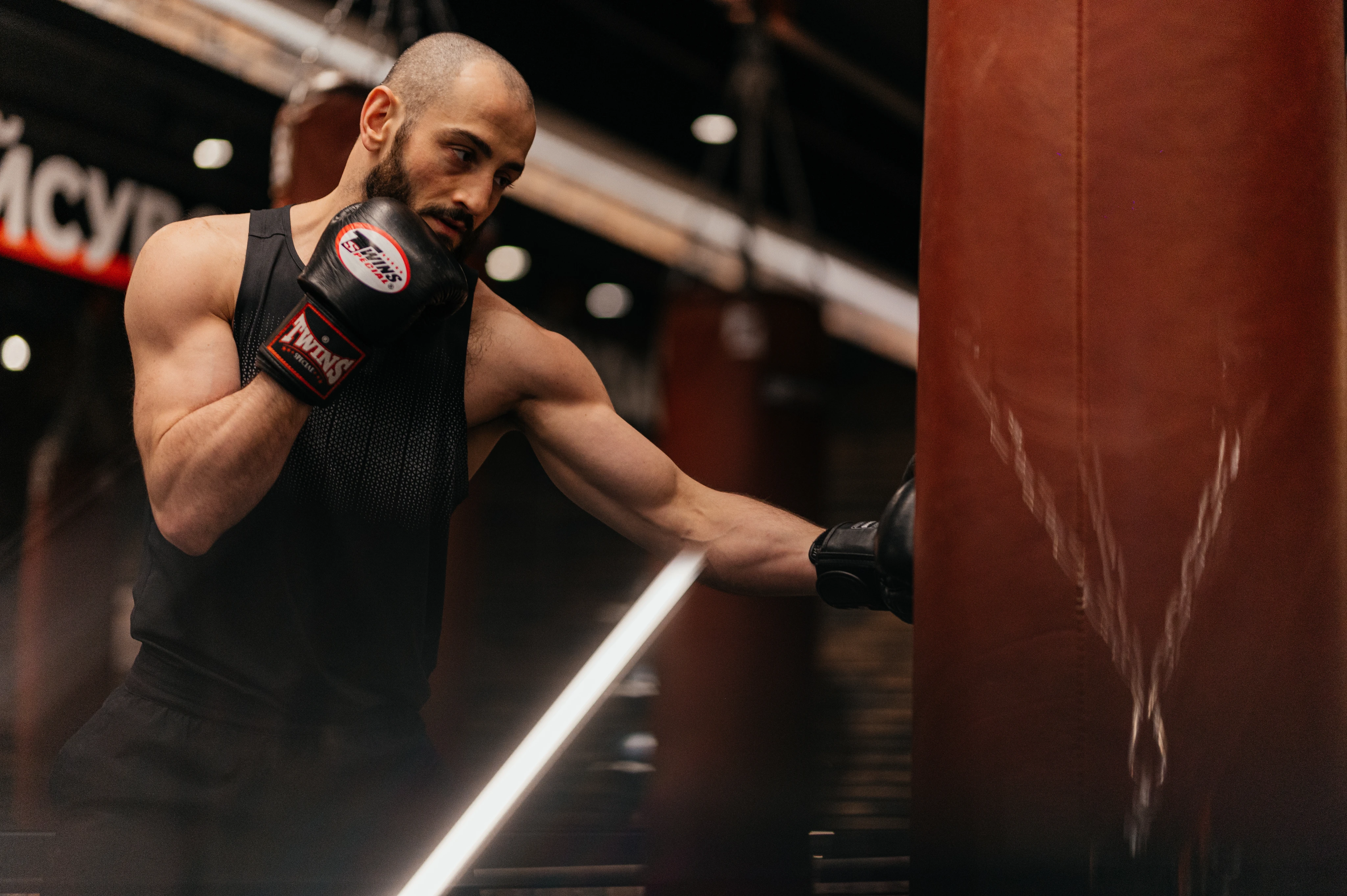 Професійний боксер тренується у боксерському залі Synergy Fitness з грушею та обладнанням в Одесі