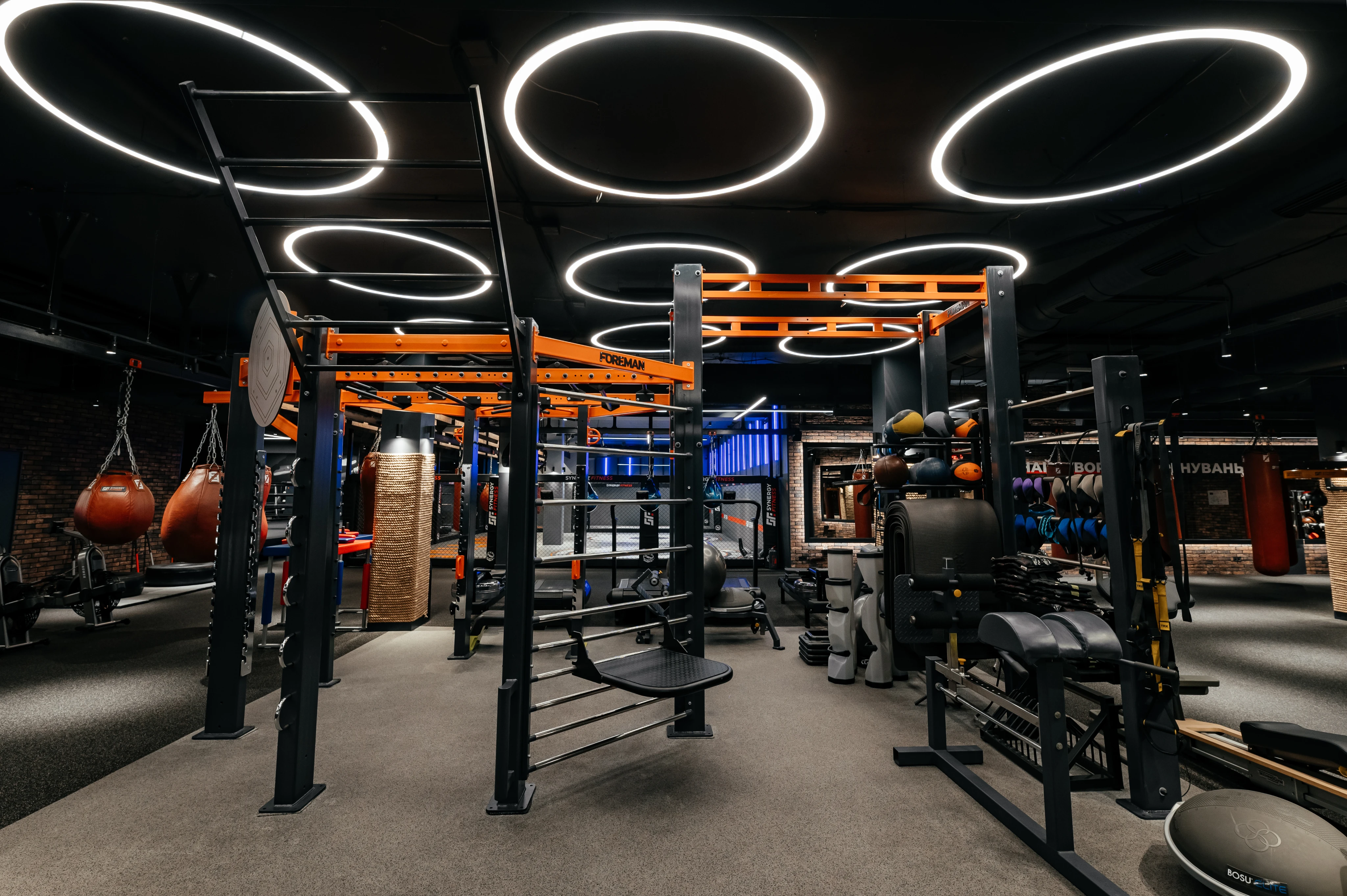 Тренажерна зала з сучасним обладнанням, світлою атмосферою та гарним освітленням