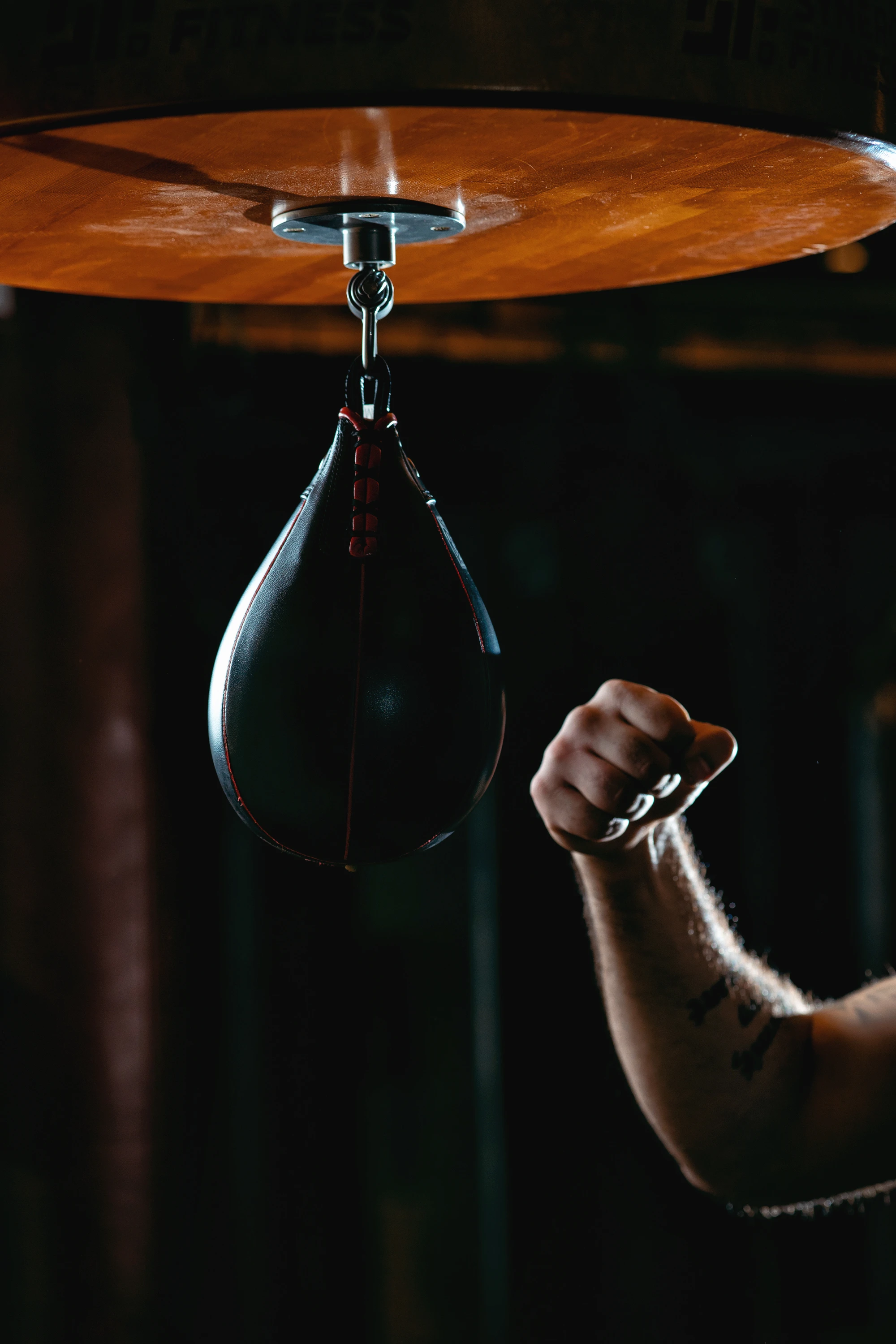 Боксер працює з важкою грушею під час інтенсивного тренування у Synergy Fitness